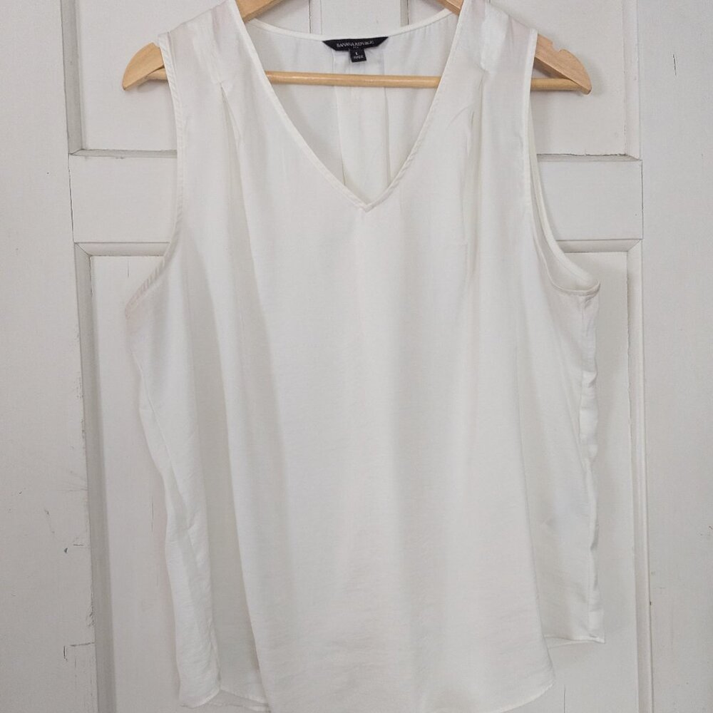 Banana Republic V-neck White Shell Size L